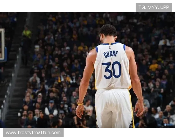 库里无球跑动拉开空间，三分效率领跑联盟后卫